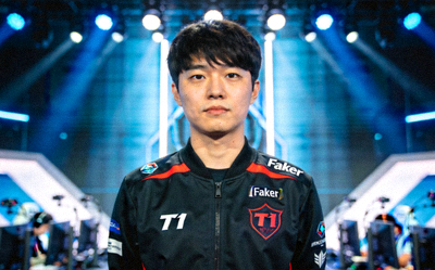 电竞明星选手Faker李相赫个人宣传照 - 身穿T1队服，目光坚定