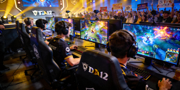 DOTA2 TI12国际邀请赛比赛现场 - 战队选手激烈团战，观众欢呼