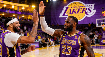 NBA洛杉矶湖人队勒布朗·詹姆斯与安东尼·戴维斯击掌庆祝